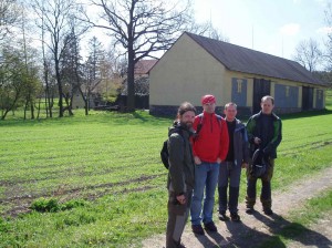 Víceméně první pokus o fotodokumentaci tohoto výletu. U Luckého mlýna nás bylo teprve šest, což z fotky úplně patrné není. Můžeme usuzovat, že k ovládání Honzova foťáku je potřeba dvojčlennou osádku.