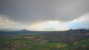 Z vrcholku bylo vidět například tento meteorologický úkaz, který jsme vyhodnotili jako "liják" a směr jeho pohybu odhadli na přibližně "přímo na nás".