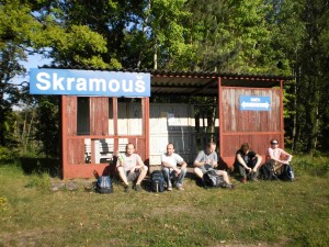 Relaxace na sluníčku při čekání na vlak linky Skramouš - Prague Main Railway Station.